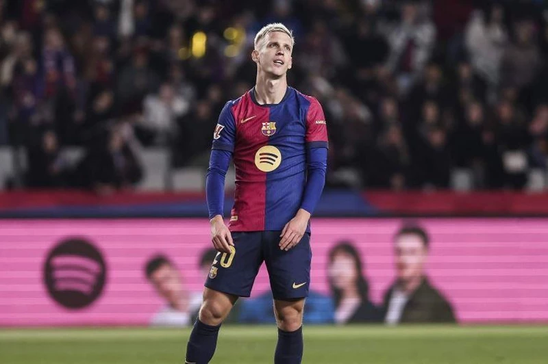 بعد إعلان غيابه.. إصابة أولمو تربك حسابات فليك قبل مباريات مهمة في الليجا ودوري الأبطال